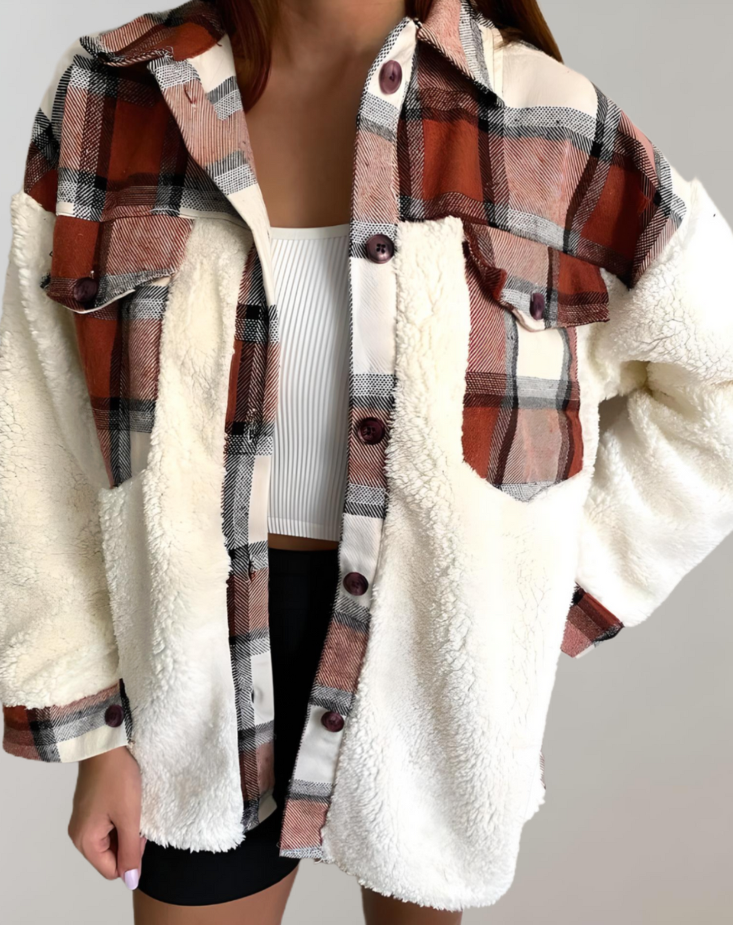 Chaqueta de mujer a cuadros con bolsillos en el pecho y botón