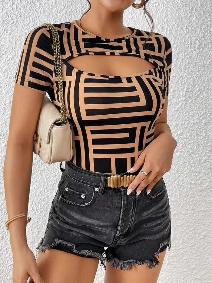 Jamie | Elegante camiseta geométrica con escote para un look atrevido