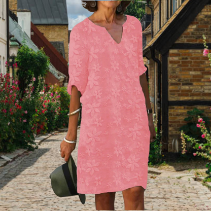 Elegante vestido hasta la rodilla con mangas tres cuartos y delicado estampado floral