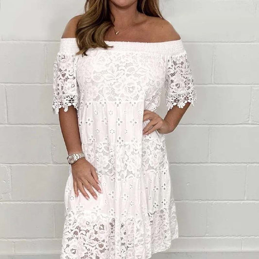 vestido de verano con mangas cortas caídas y estilismo elegante