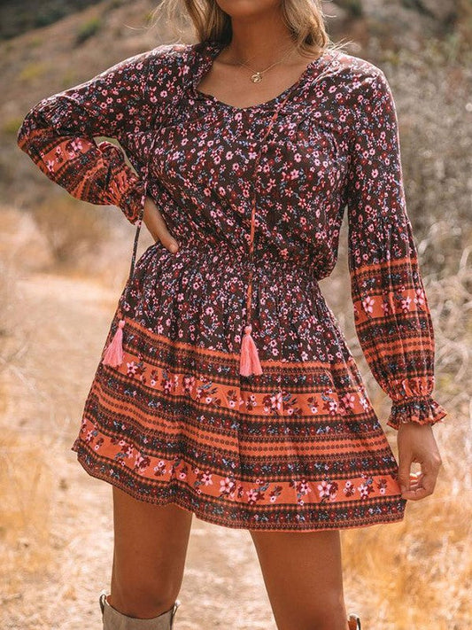 Vestido casual estampado con cuello en V y cuello alto