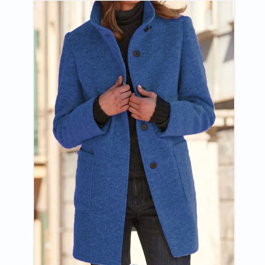 Abrigo de lana gris con cuello alto y bolsillos