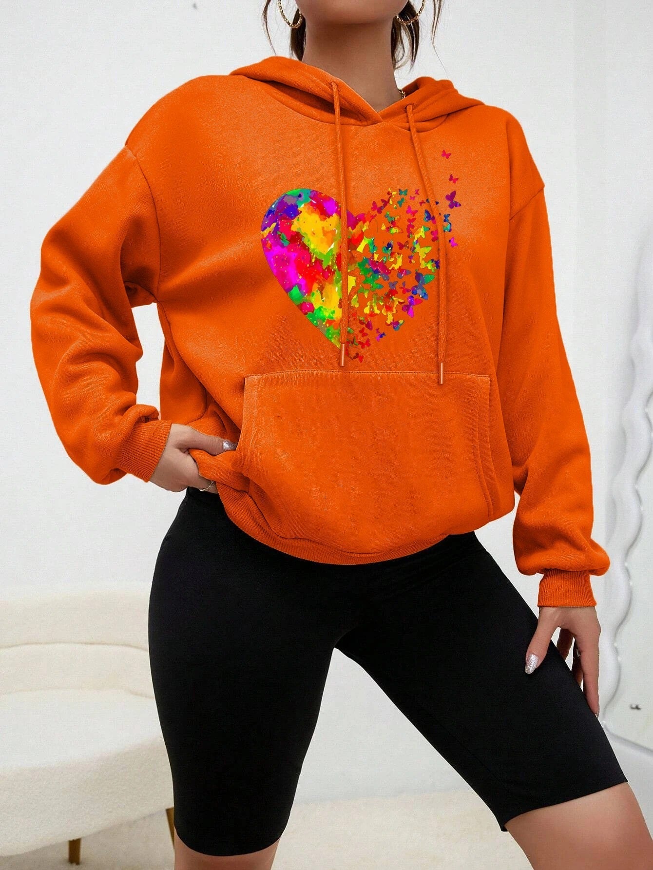 Sudadera con capucha y estampado de corazones de mariposas de colores Calypso