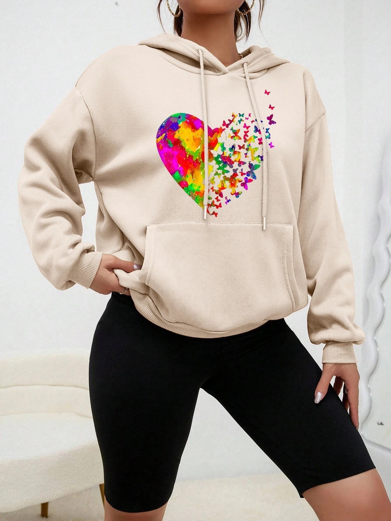 Sudadera con capucha y estampado de corazones de mariposas de colores Calypso