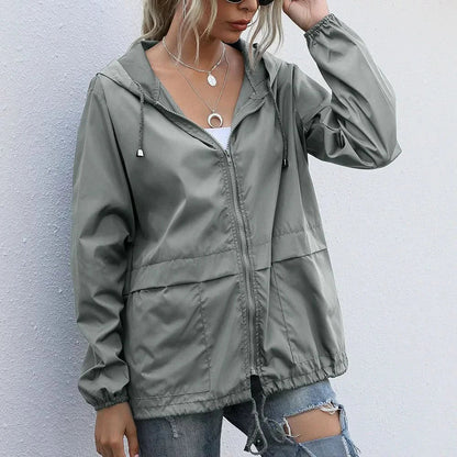 Urban chic: chaqueta ligera de tejido transpirable para mujer