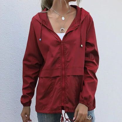 Urban chic: chaqueta ligera de tejido transpirable para mujer