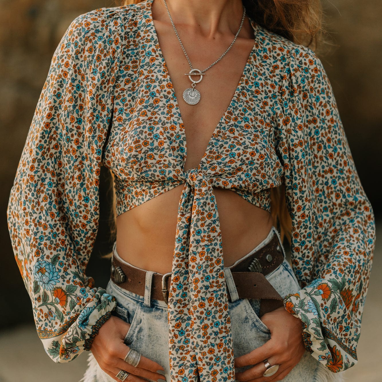 Freya Retro V Neck Bell Sleeve Blusa